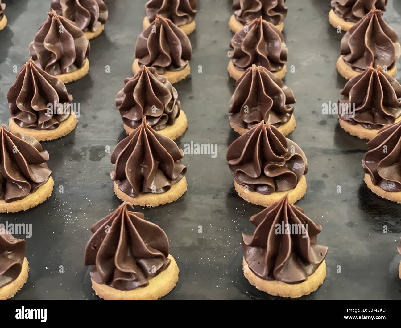 Llamas de chocolate recién horneadas en el bar Foto de stock