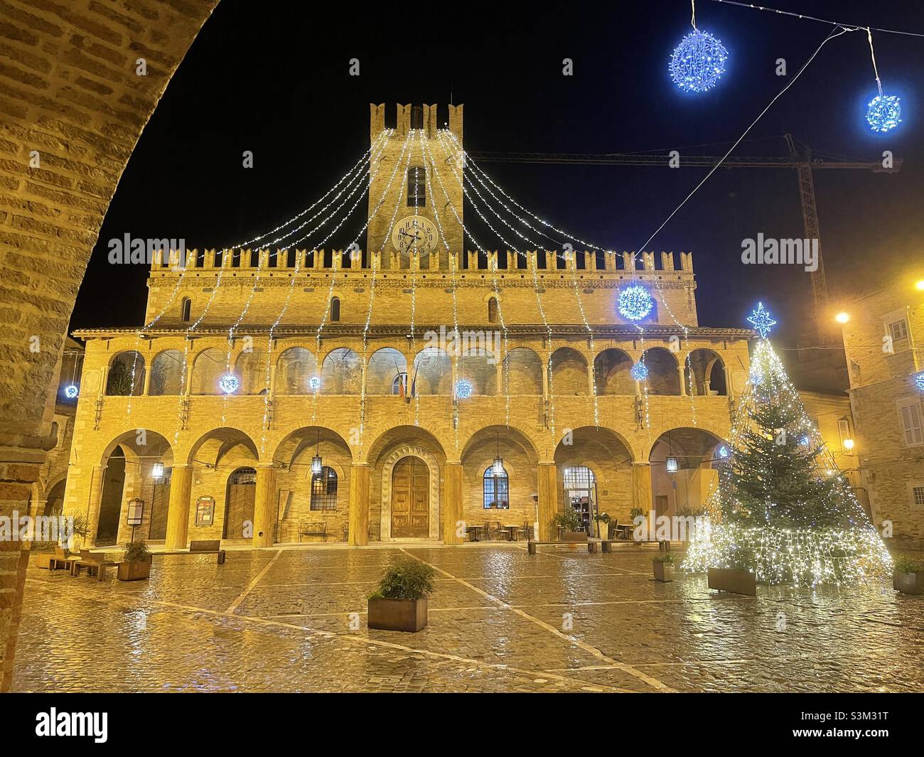 Edificio del Ayuntamiento, vista nocturna, Offida, región de Marche, Italia Foto de stock