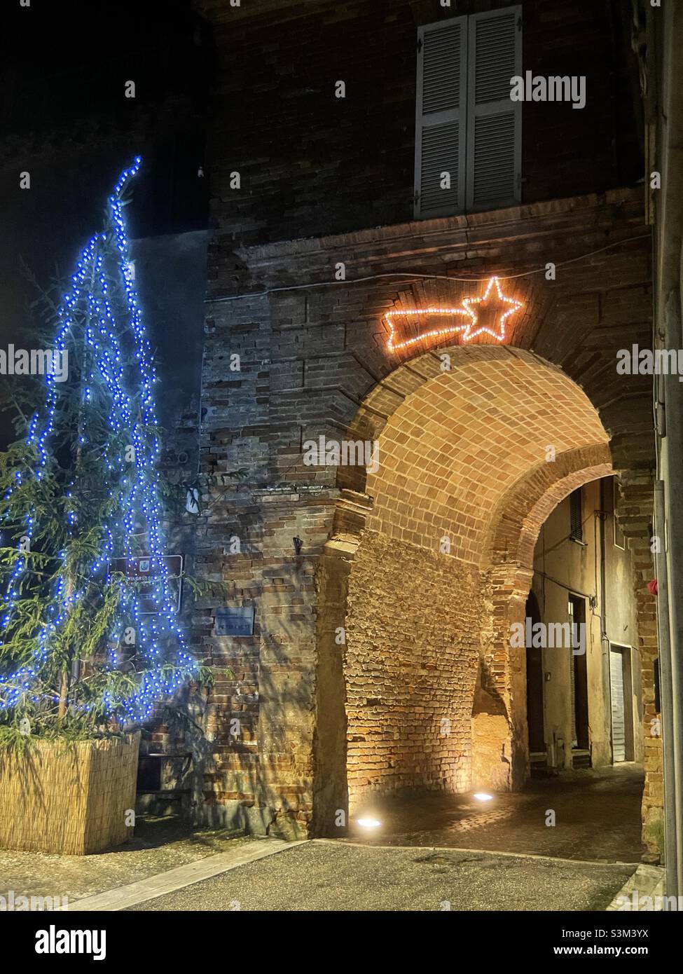 Adornos de Navidad en la entrada del antiguo pueblo de Massignano, región de Marche, Italia Foto de stock