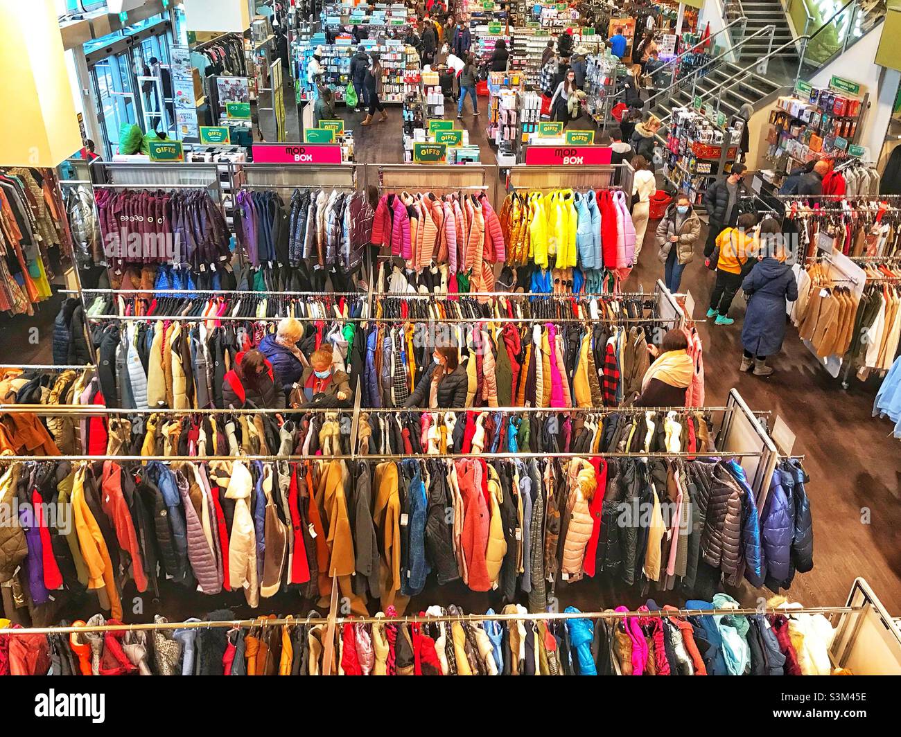 Vista de arriba abajo de las barras de ropa de la tienda de descuento grande  Fotografía de stock - Alamy