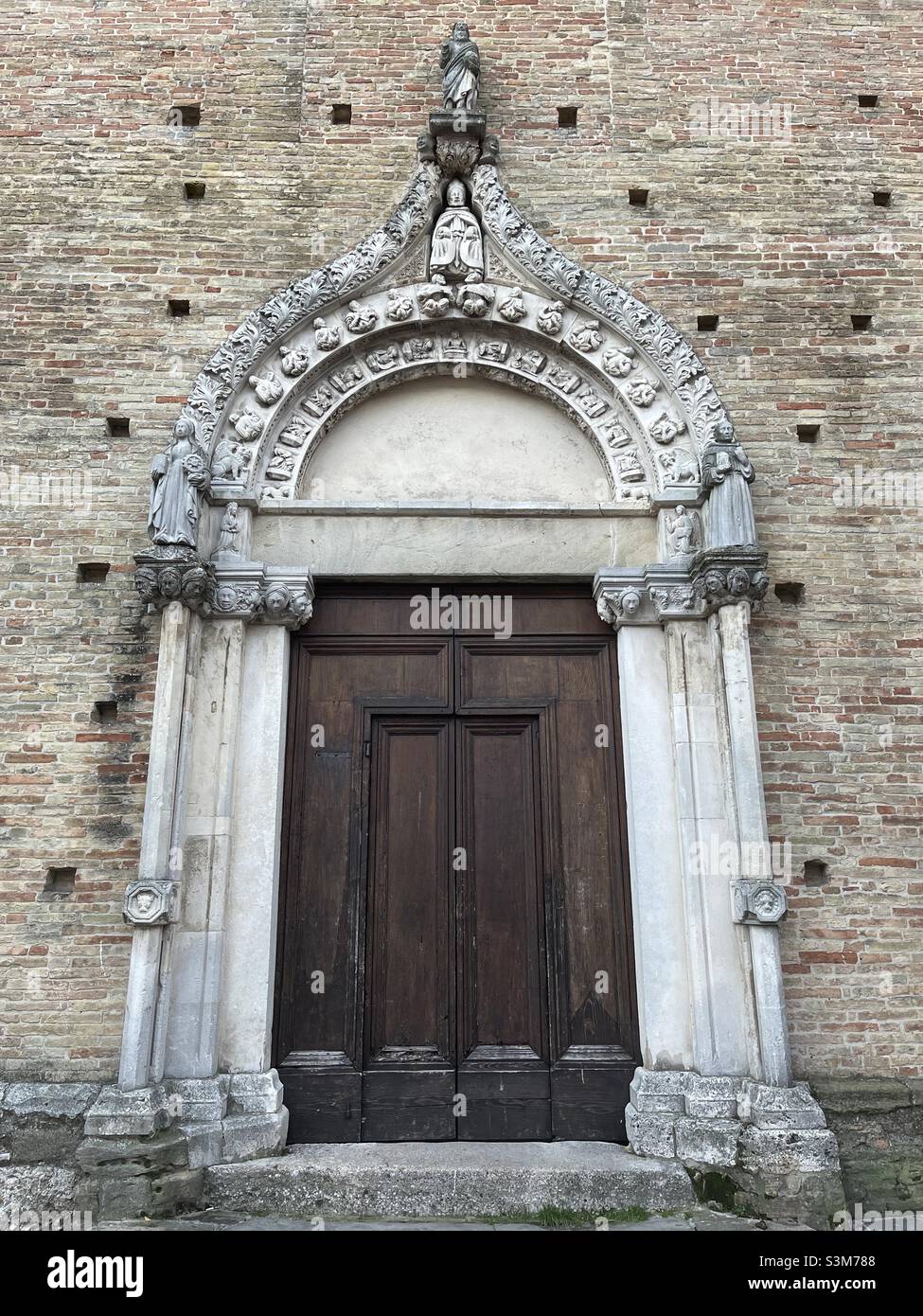 Vista sobre el hermoso portal de la iglesia de San Agostino hecho por Matteo Capro, conocido como Matteo da Napoli, Atri, Abruzzo, Italia Foto de stock