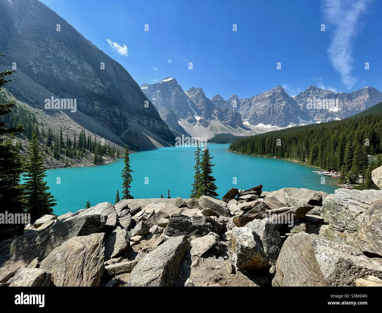 Lake Moraine Alberta con rocas en primer plano y montañas en el fondo Foto de stock