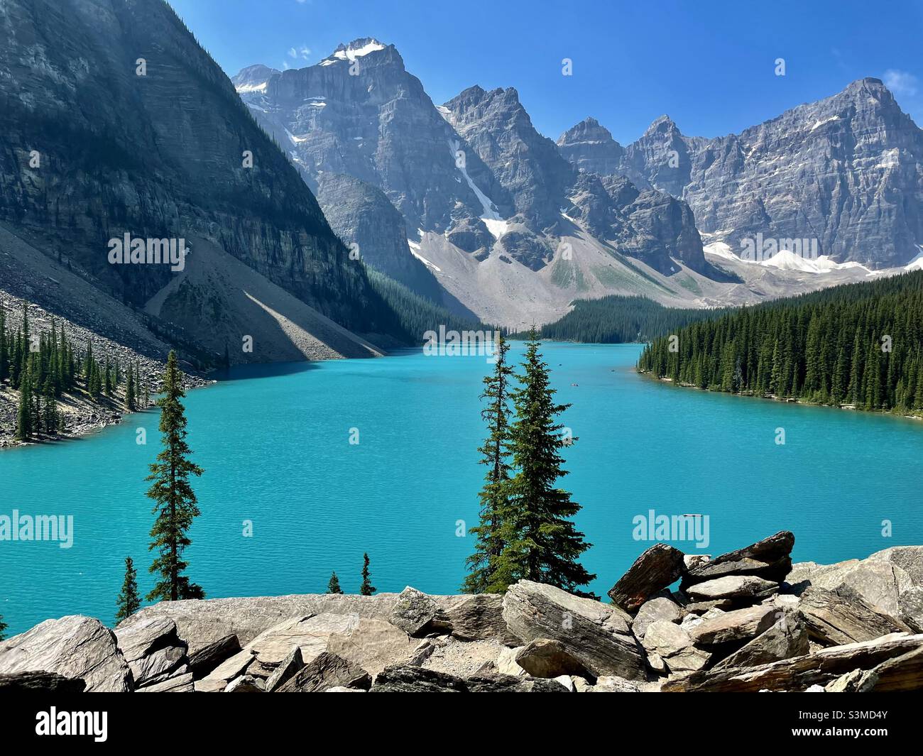Lago Moraine Alberta durante un día claro Foto de stock