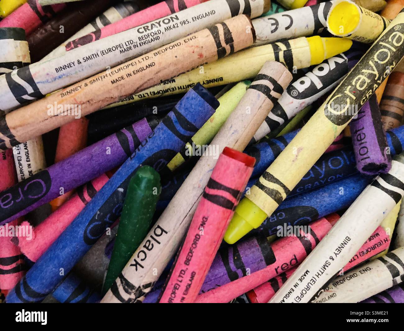 Pile crayons fotografías e imágenes de alta resolución - Alamy
