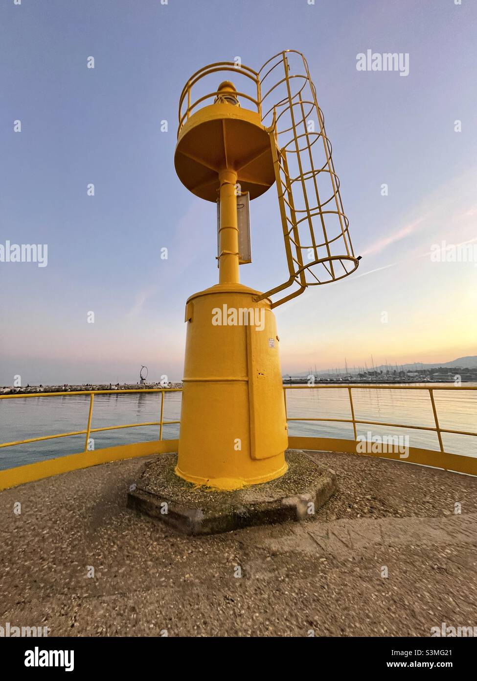 Lámpara de señalización de color amarillo, puerto de San Benedetto del Tronto, región de Las Marcas, Italia Foto de stock