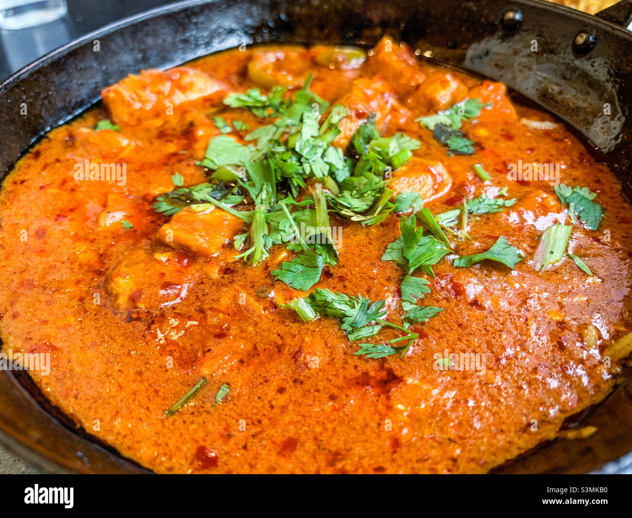 Curry de pollo en el restaurante indio Foto de stock