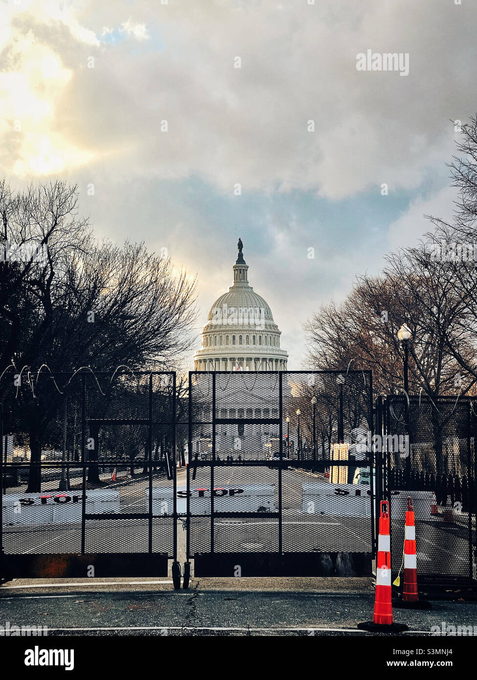 Edificio del Capitolio en Washington DC en febrero de 2021, con cerca alrededor Foto de stock