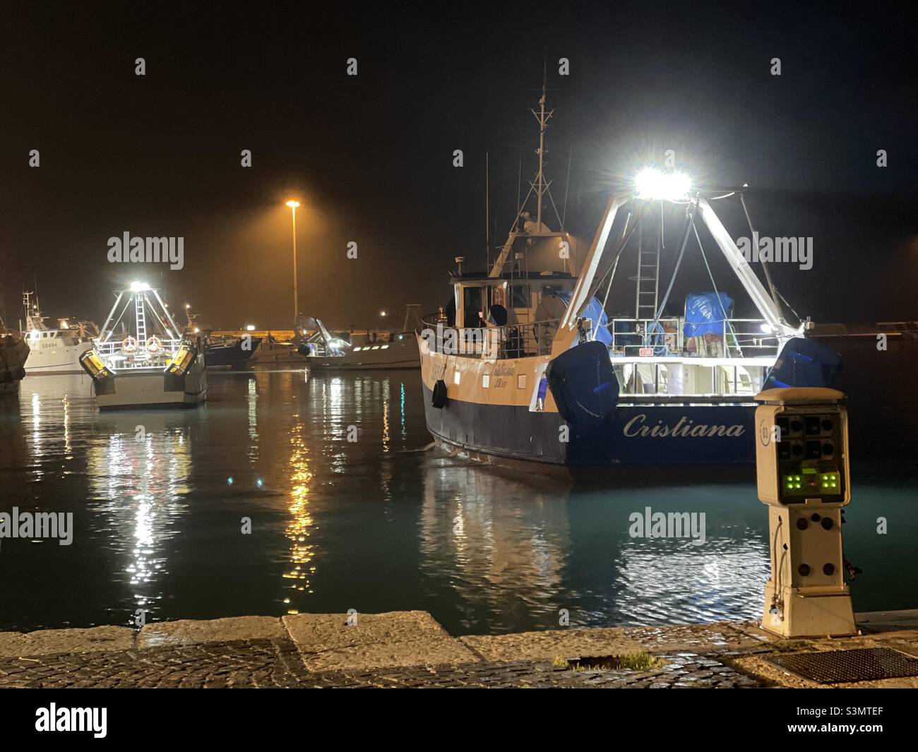 Barcos de pesca saliendo del puerto Foto de stock