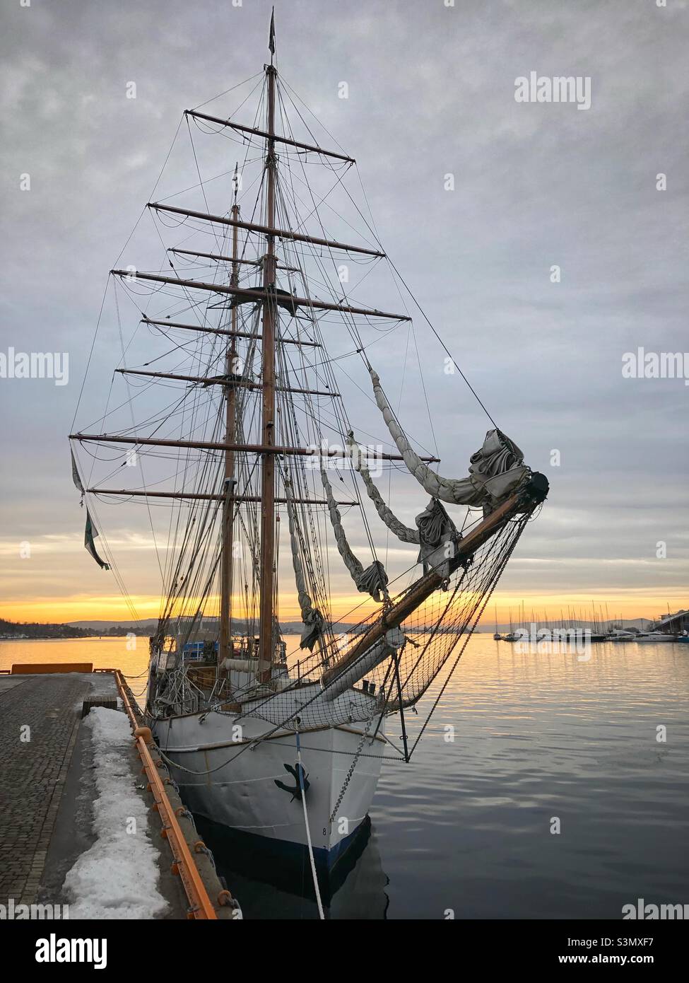 “Legend” es un barco de vela y motor construido para la pesca y el comercio en 1915 en Schweningen, Holanda, y ahora es un barco de aventura con sede en Oslo, Noruega. Foto de stock