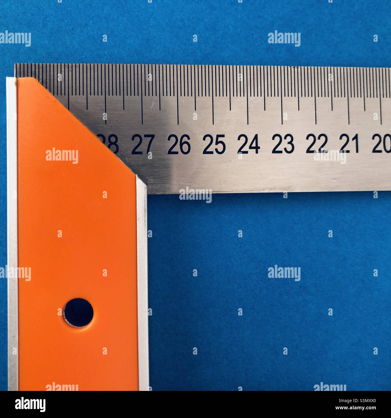 Cinta métrica regla de metal mostrando measuement en centímetros (cm)  números sobre fondo liso Fotografía de stock - Alamy