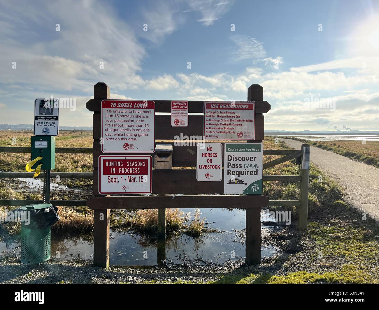 Señales y reglas para la caza de aves y patos cerca de la Isla Samish en el Valle Skagit, incluye el máximo de conchas de escopeta, sin plomo. Foto de stock