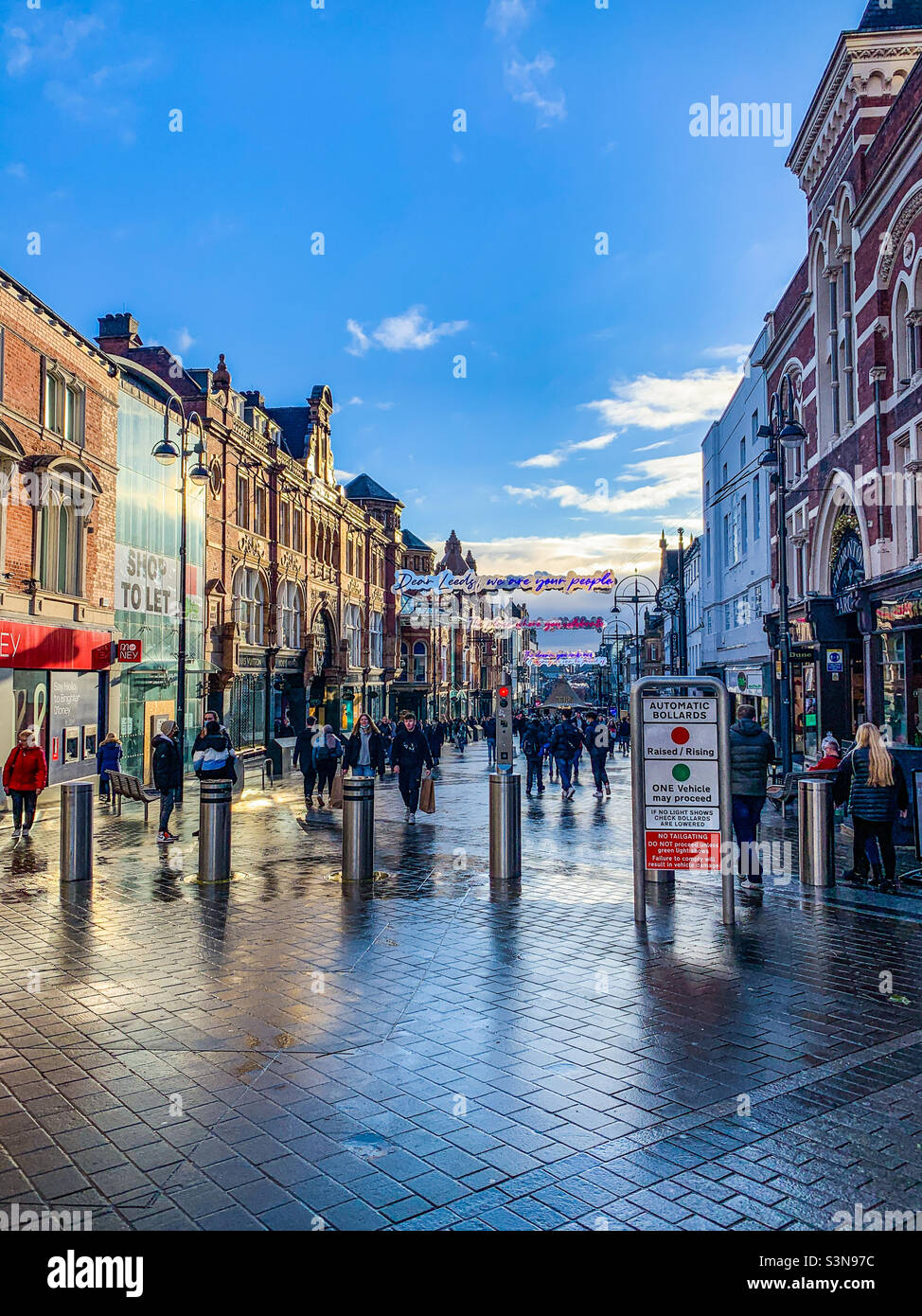 Briggate, la principal zona comercial del centro de la ciudad de Leeds Foto de stock