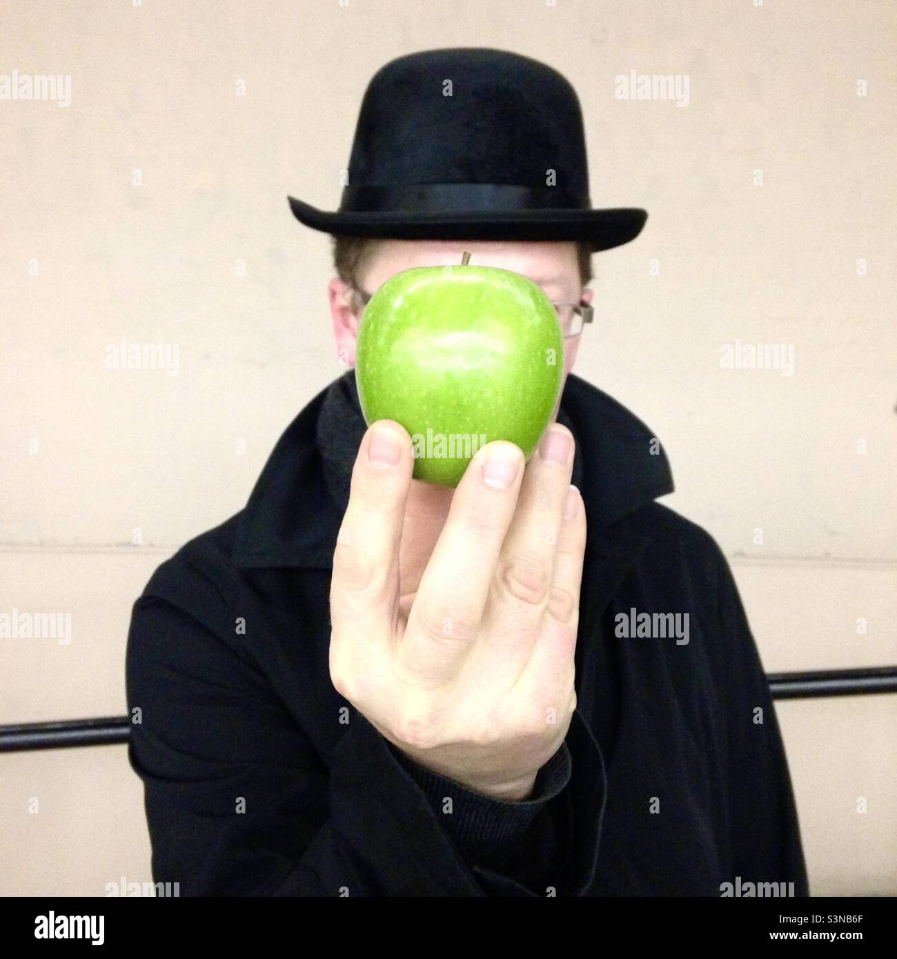 Magritte apple fotografías e imágenes de alta resolución - Alamy