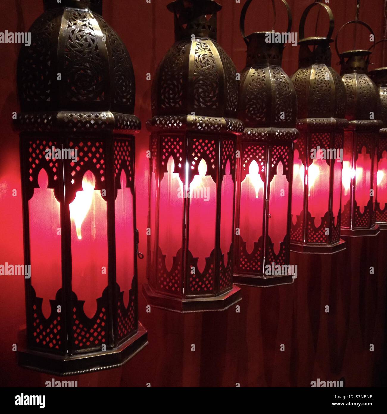Lámparas de metal rojo brillante en la Medina, Marrakech, Marruecos. Foto de stock