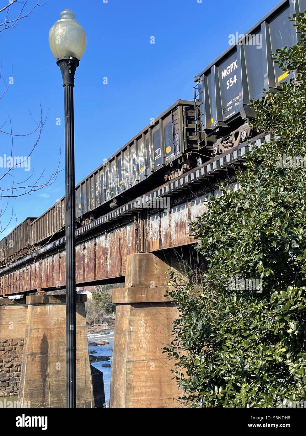 Tren cruzando el río Chattahoochee desde Phenix City, Alabama, hacia Columbus, Georgia. (EE. UU.) Foto de stock