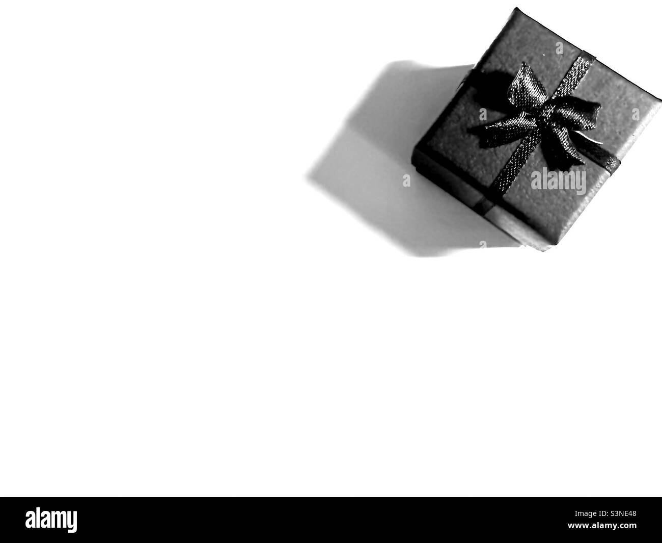 Minimo plana, blanco y negro, caja de regalo negro con lazo con gran espacio vacío abierto para texto copia fotos, regalo, joyero, caja de anillo, vacaciones, cumpleaños, boda, compromiso, san valentín, regalos Foto de stock