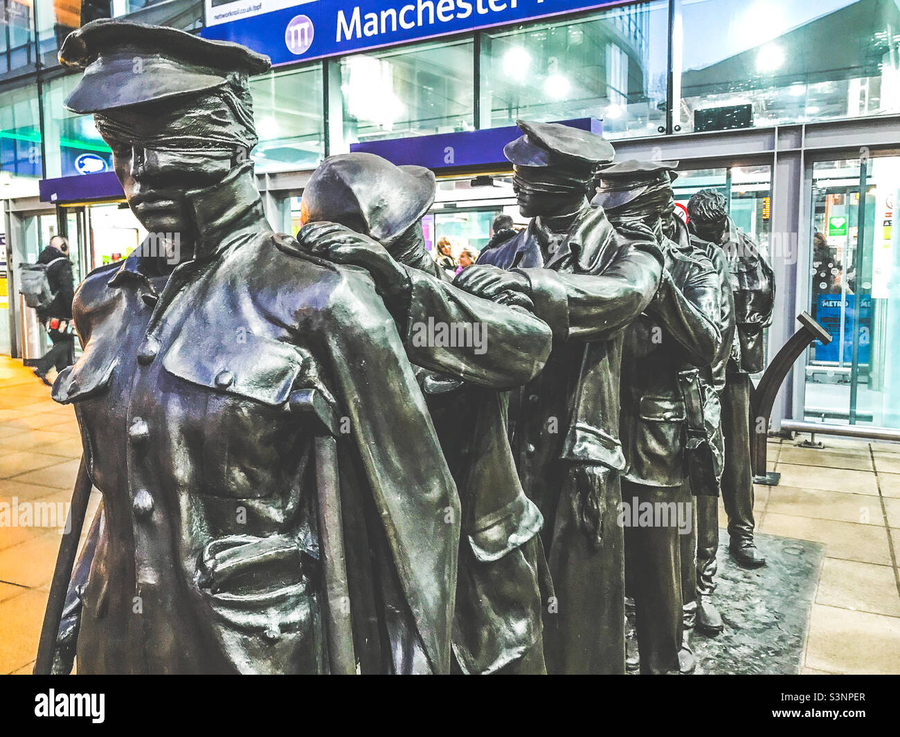 Monumento a los soldados ciegos en la estación de Manchester Piccadilly Foto de stock