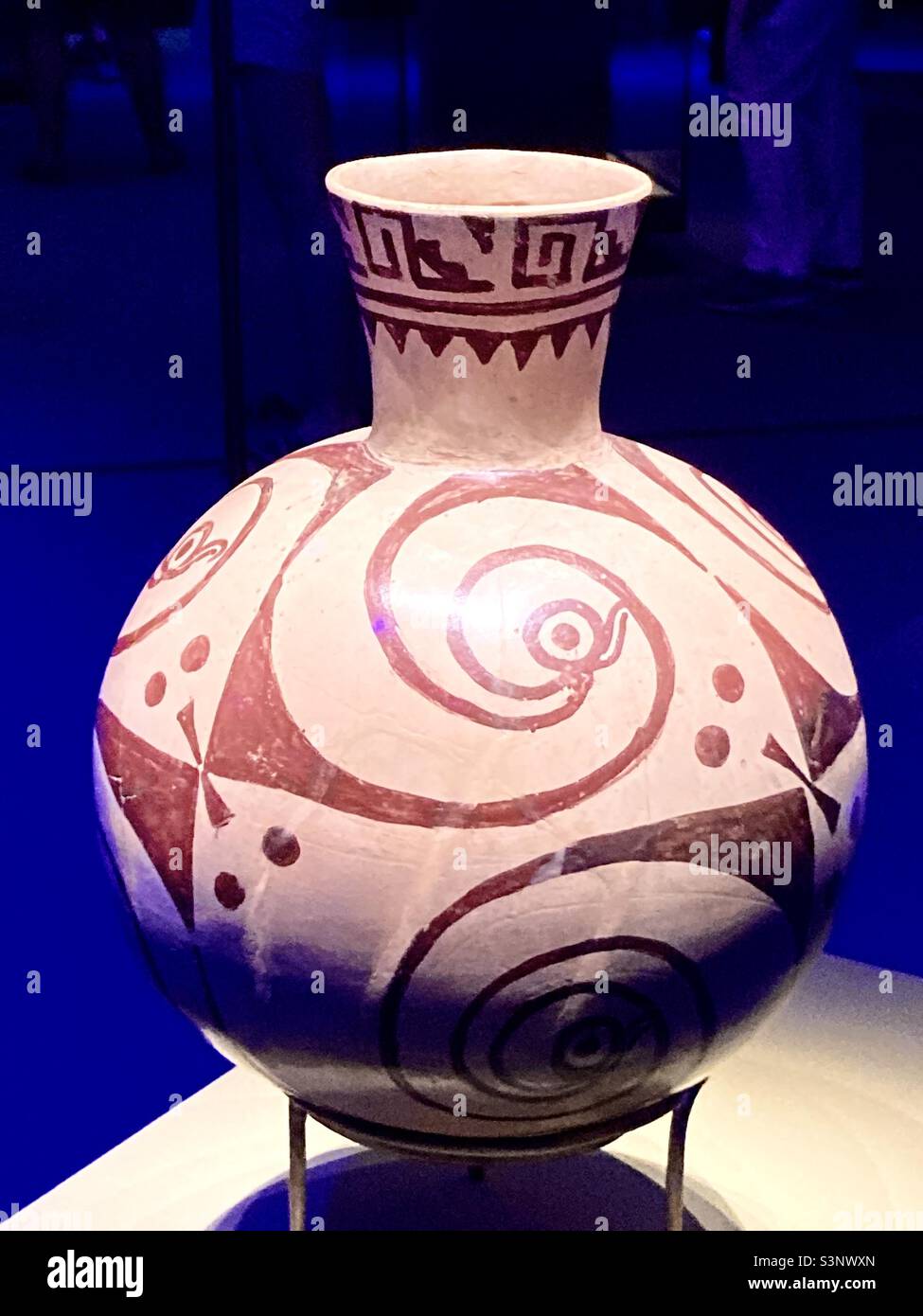 Un Machu Picchu de la jarra de cerámica del siglo 11th con dibujos místicos. Esta exposición fue en el Centro Boca RatonArts Foto de stock