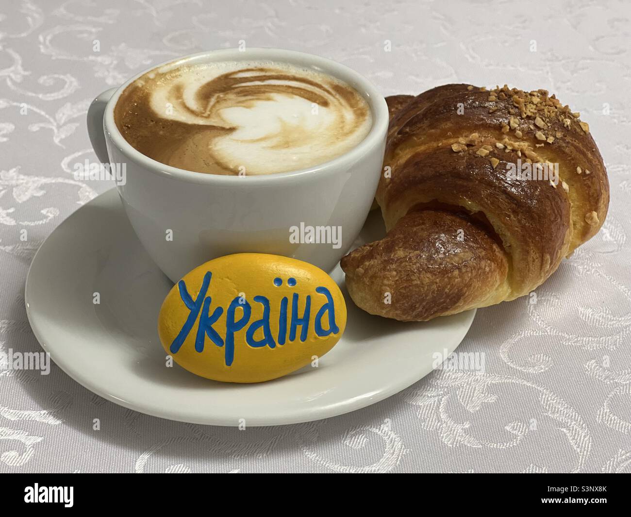 Desayuno con piedra tallada artística sobre Ucrania Foto de stock