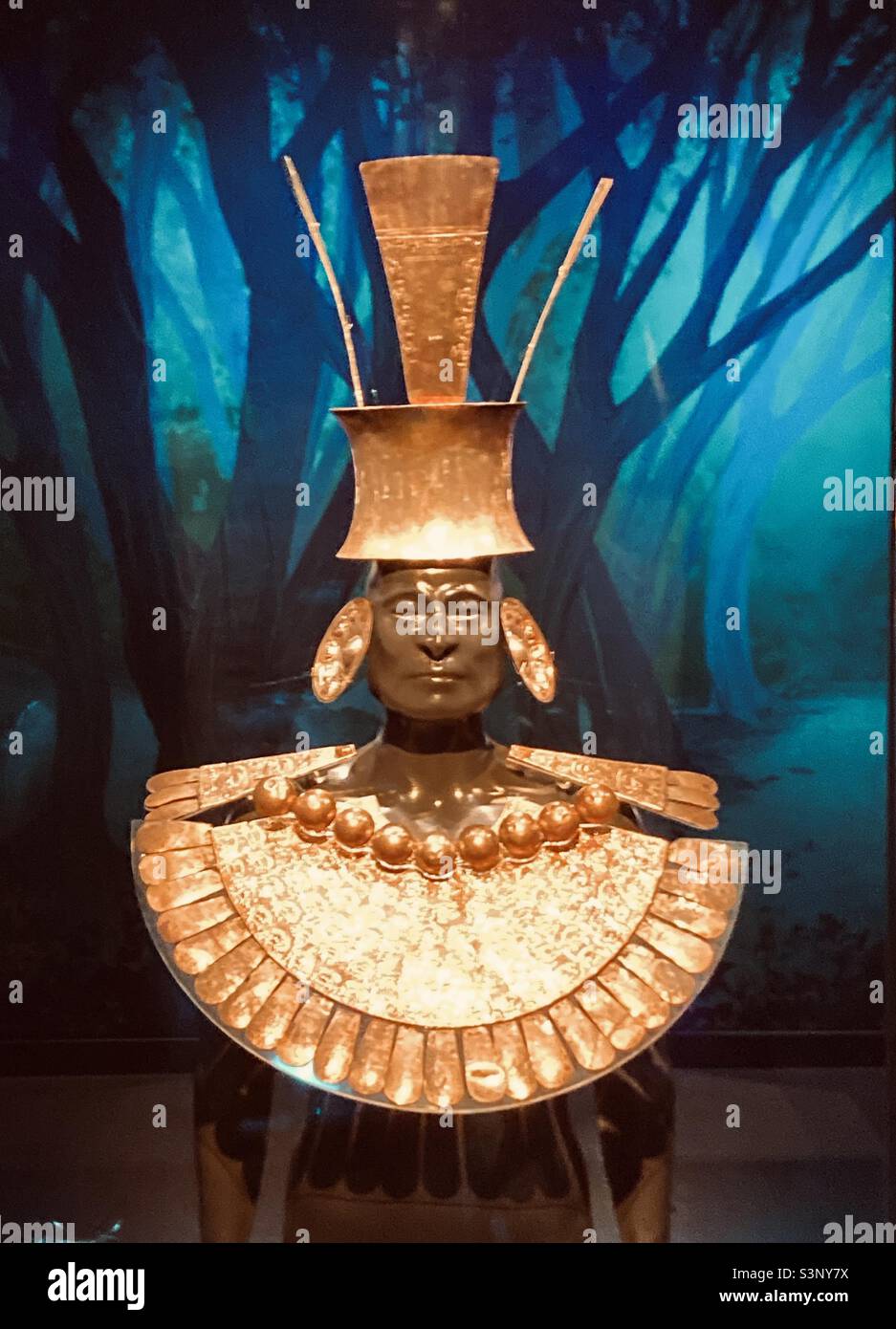 Un tocado completo con plastrón y anillos de oreja hechos de oro de la colección de Macho Picchu en el Museo de Arte de Boca Ratón. Foto de stock