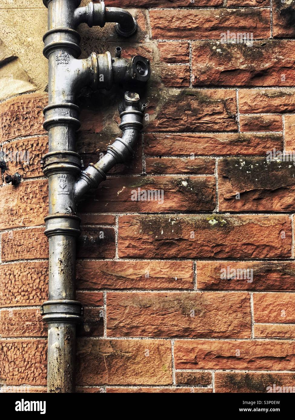 Una casa con exterior encalado y una puerta de madera, desagüe y vierteaguas  Fotografía de stock - Alamy