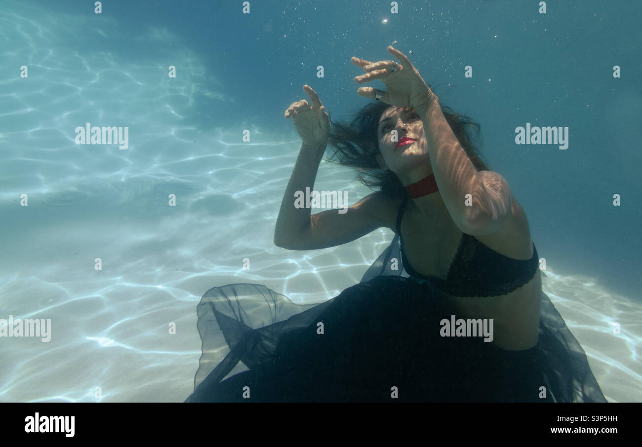 Foto submarina, mujer bajo el agua Foto de stock