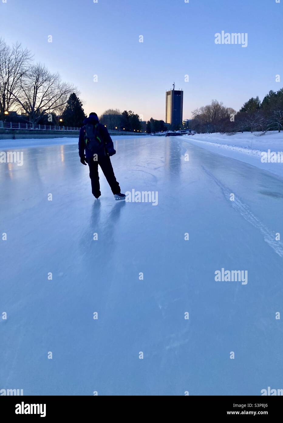 Temprano por la mañana patinará en Rideau Canal Skateway con la Torre  Dunton de la Universidad Carleton en el fondo Fotografía de stock - Alamy