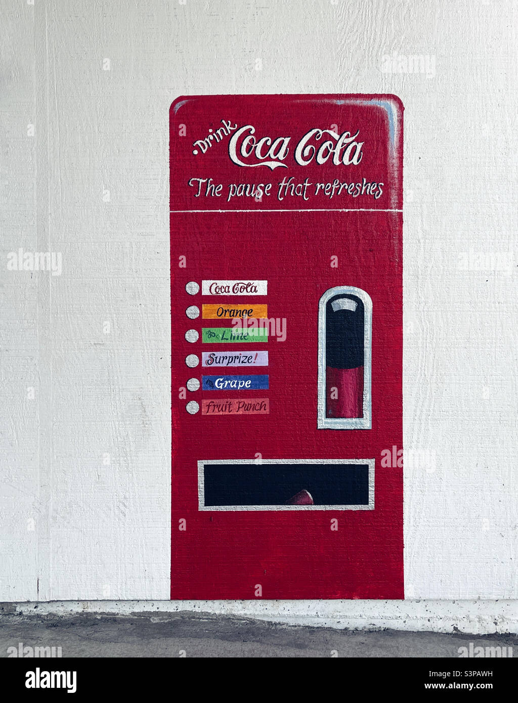 Máquina de Coca Cola pintada en la pared Foto de stock