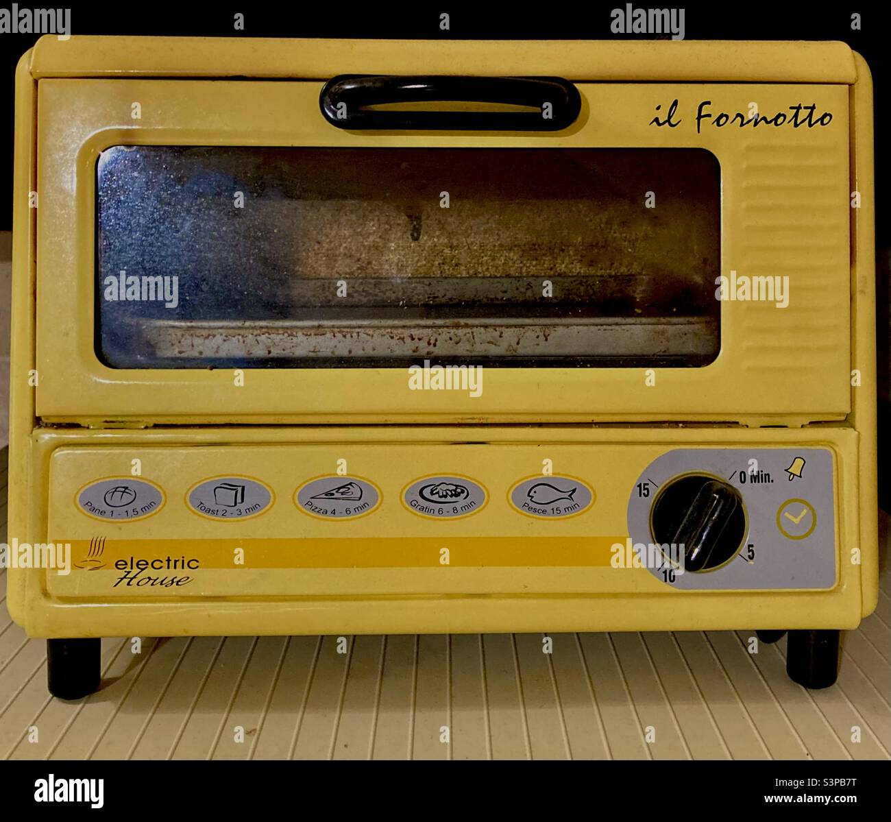 Horno tostador amarillo vintage Fotografía de stock - Alamy