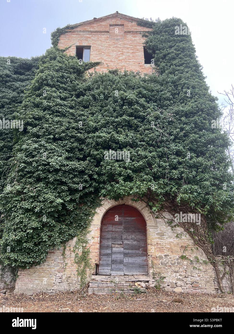 Entrada oriental del castillo de Montevarmine, Carassai, región de Marche, Italia Foto de stock