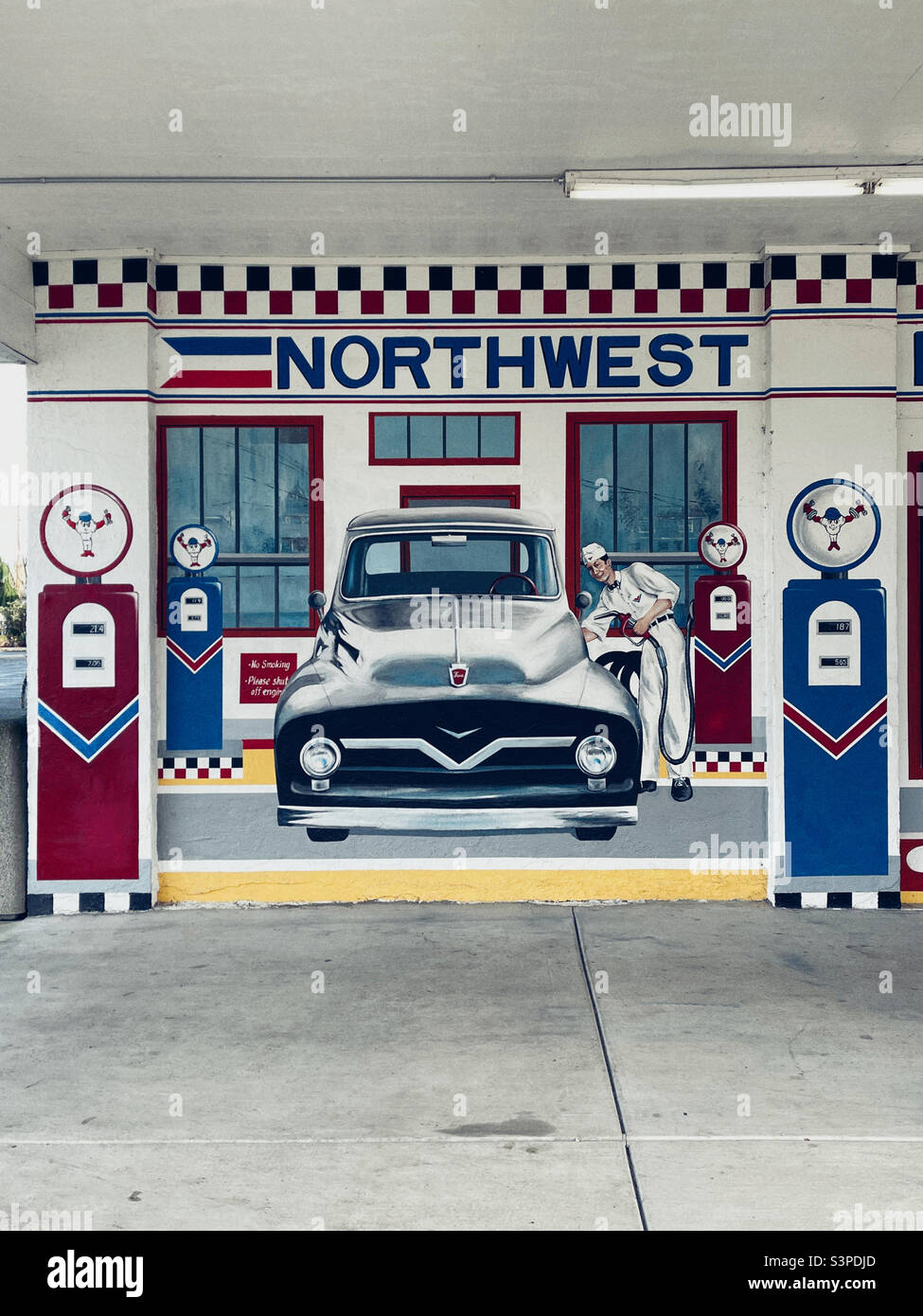 Mural vintage nostálgico con imagen de estación de gas antigua en Monroe, WA Foto de stock