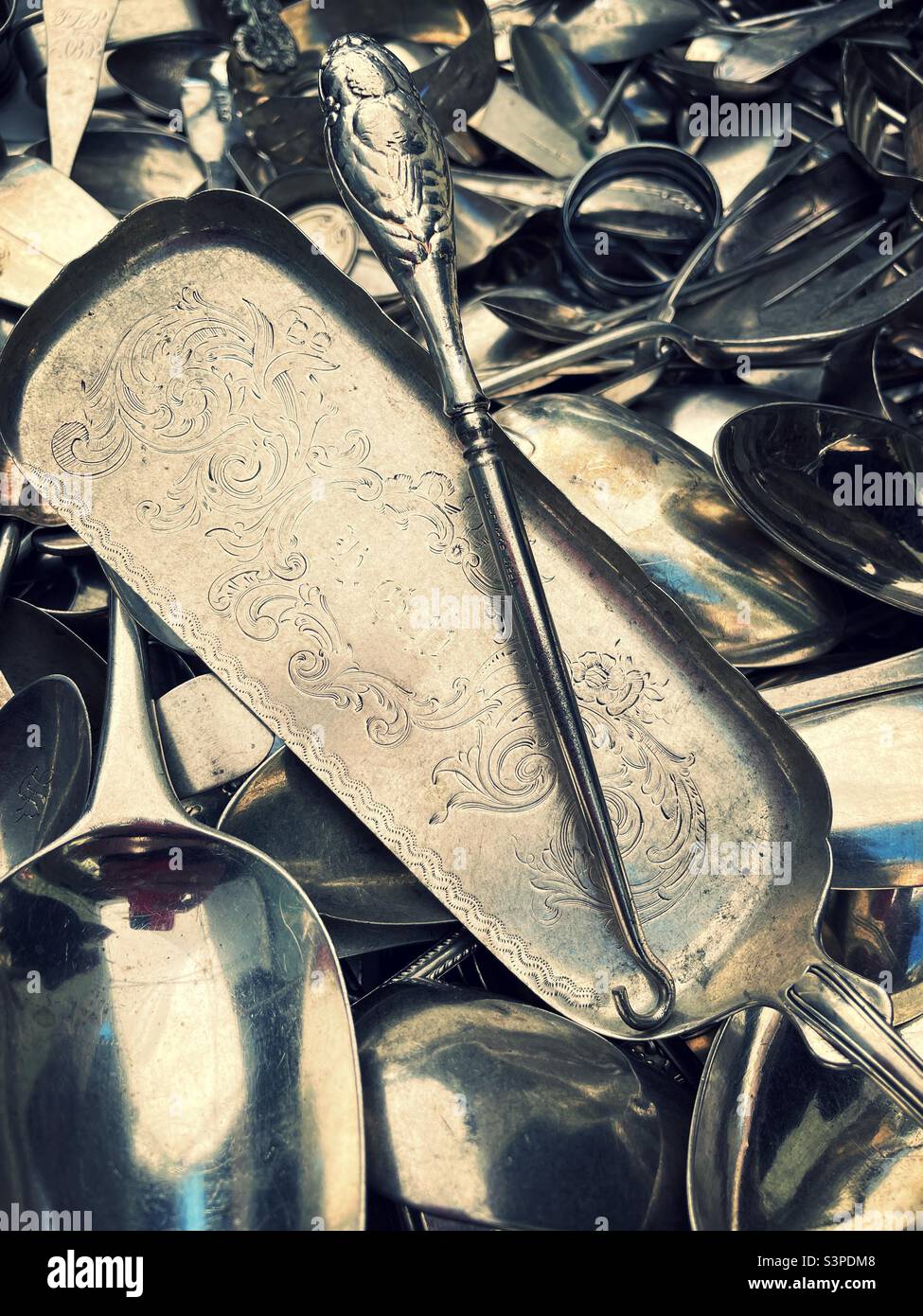Piezas vintage de plata y cubertería para la venta en un mercado de pulgas  en la ciudad de Nueva York , 2022, ciudad de Nueva York, Estados Unidos  Fotografía de stock - Alamy