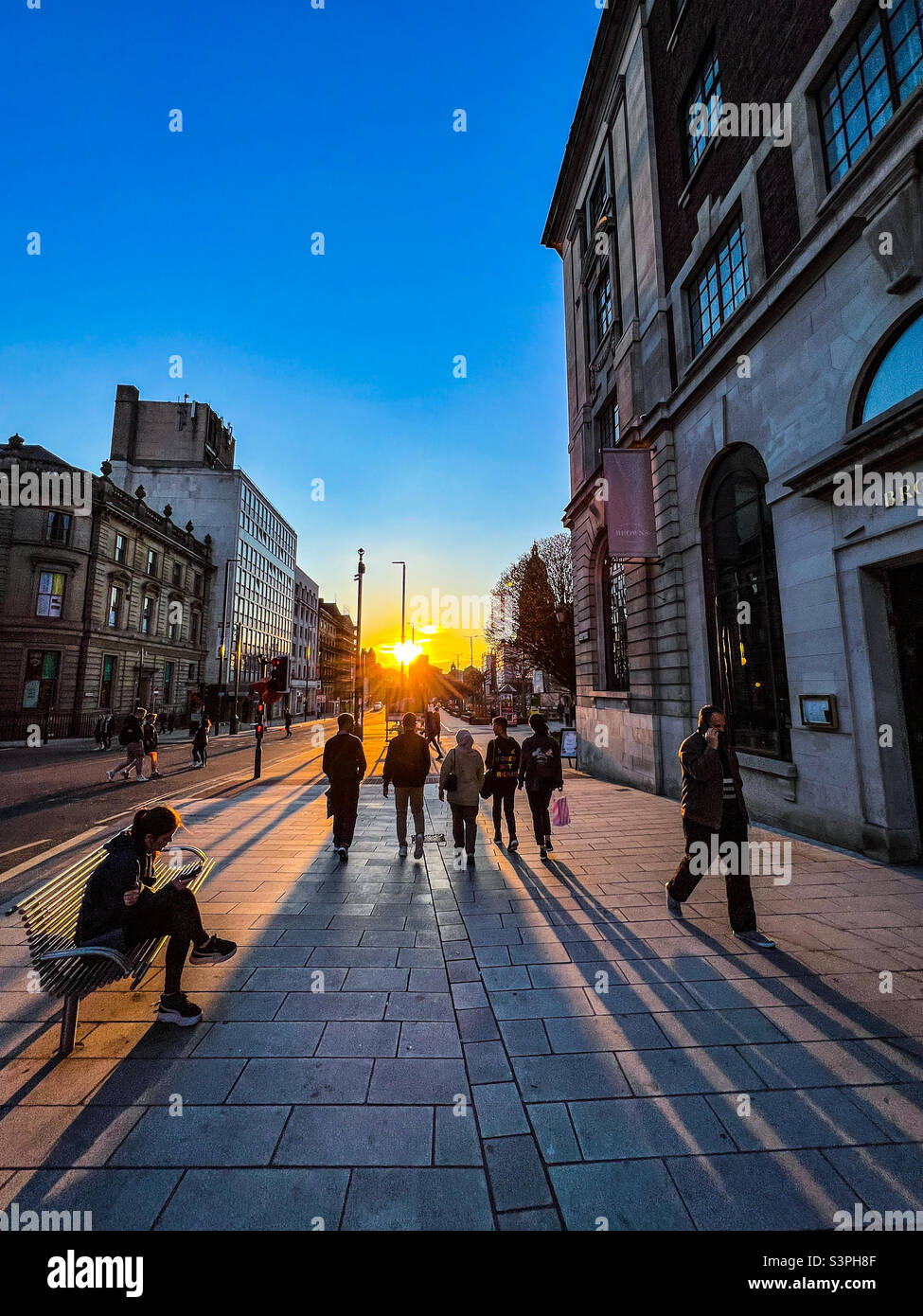 La puesta de sol en el Headrow en el centro de la ciudad de Leeds Foto de stock