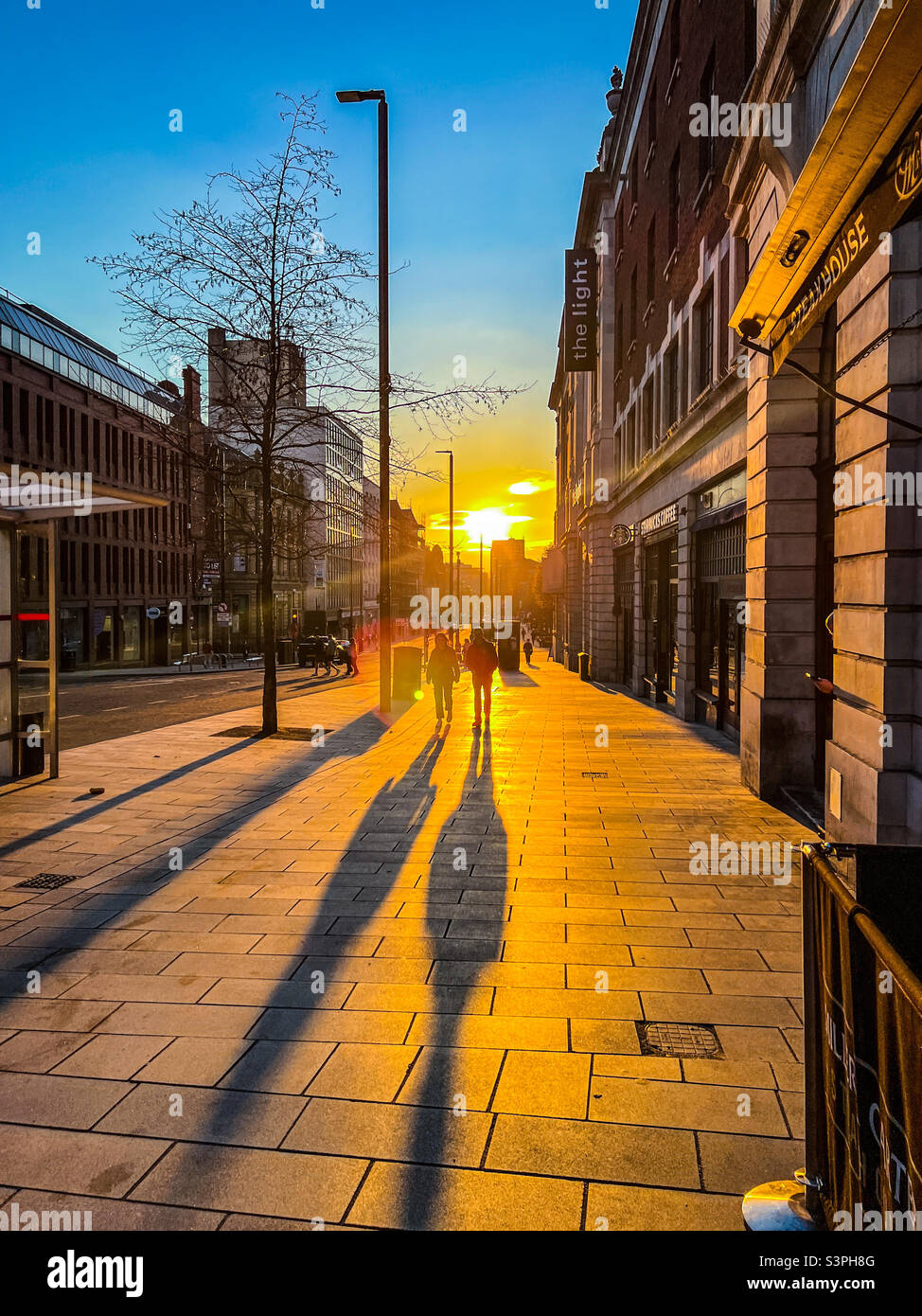 Puesta de sol en Headrow en Leeds Foto de stock