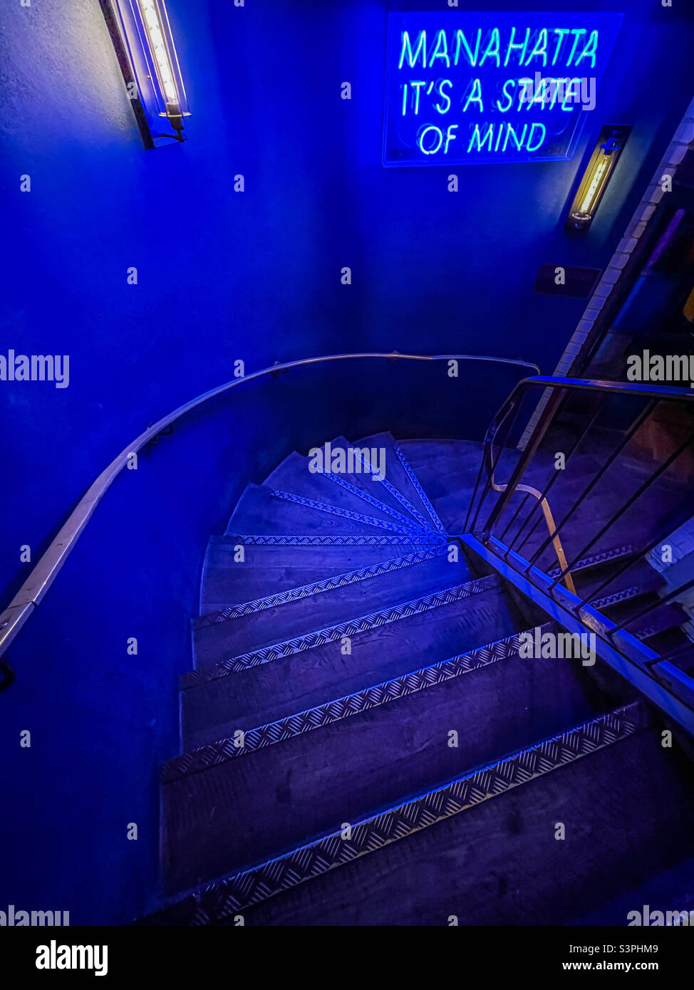 Antigua escalera de madera con luces LED azules Foto de stock