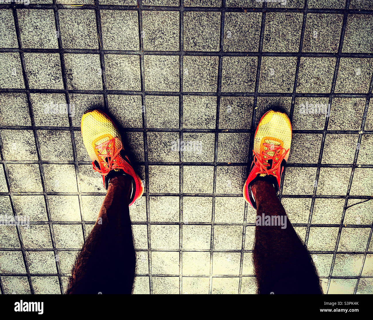 vista superior de zapatillas y piernas de corredor de un hombre que practica deporte Foto de stock