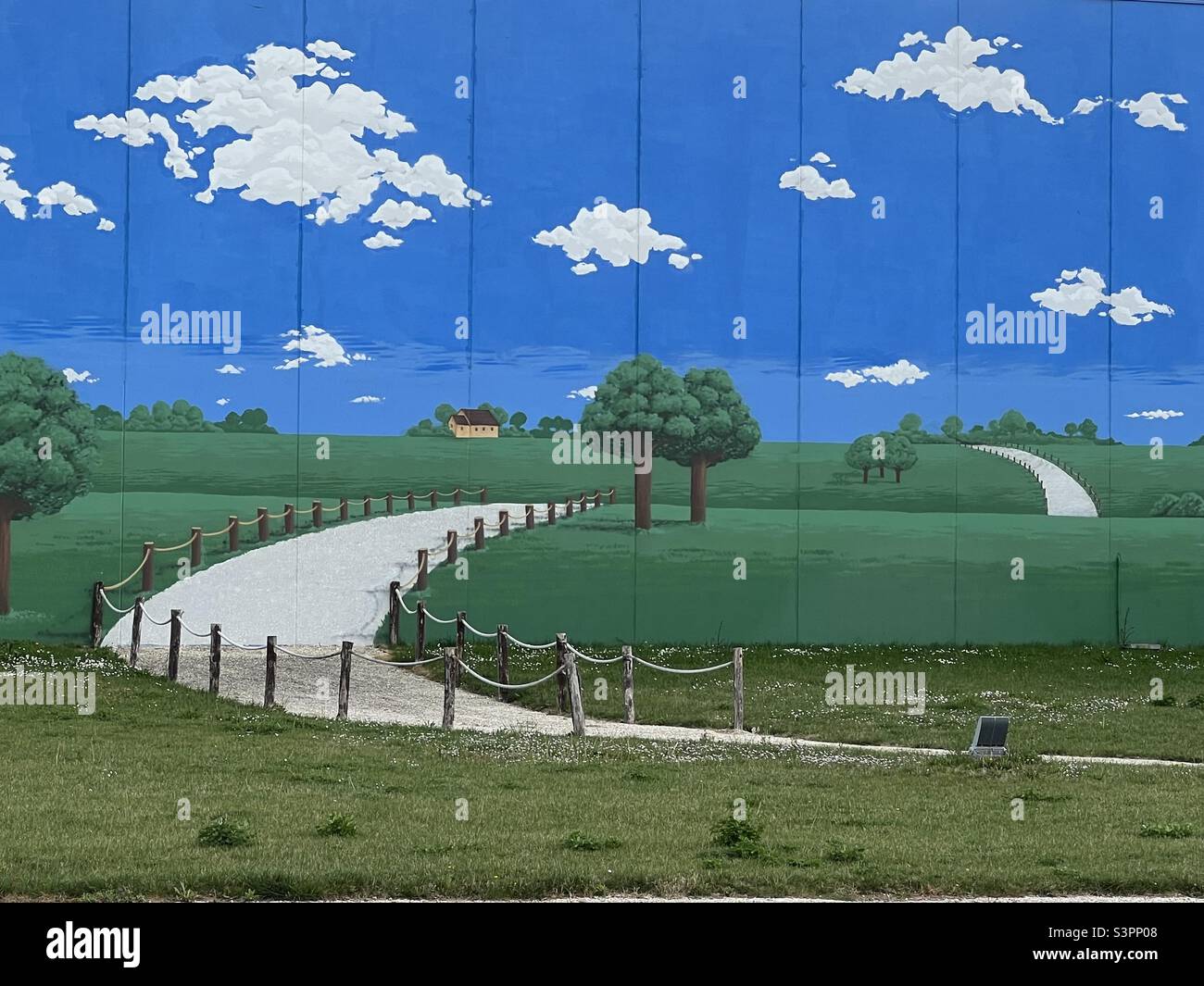 Camino a un campo virtual, murales creativos con un paisaje rural Foto de stock