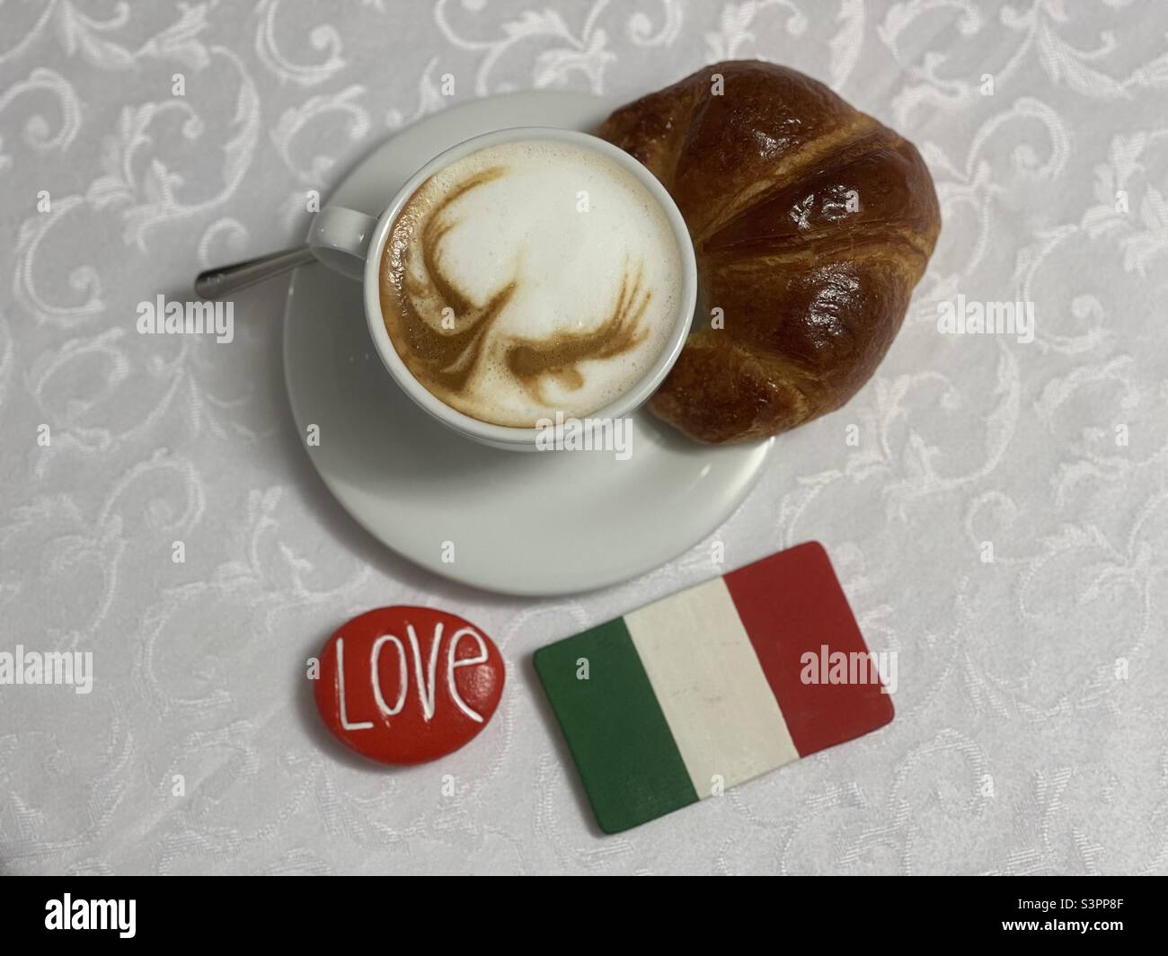 Me encantó mi creativo desayuno italiano en el bar con capuchino y croissant Foto de stock