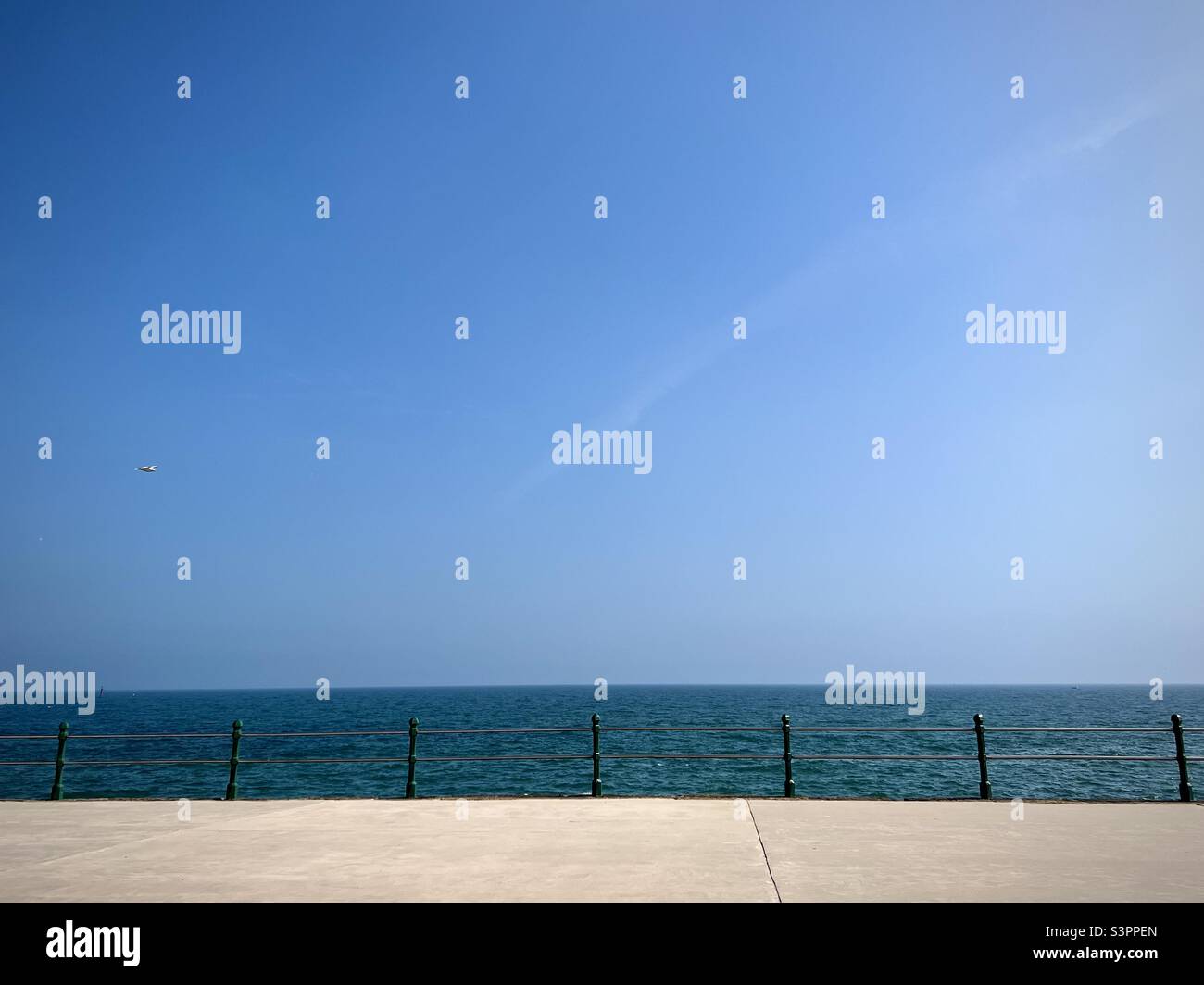 Paseo marítimo de Penzance con cielo azul sin nubes - espacio para copia Foto de stock