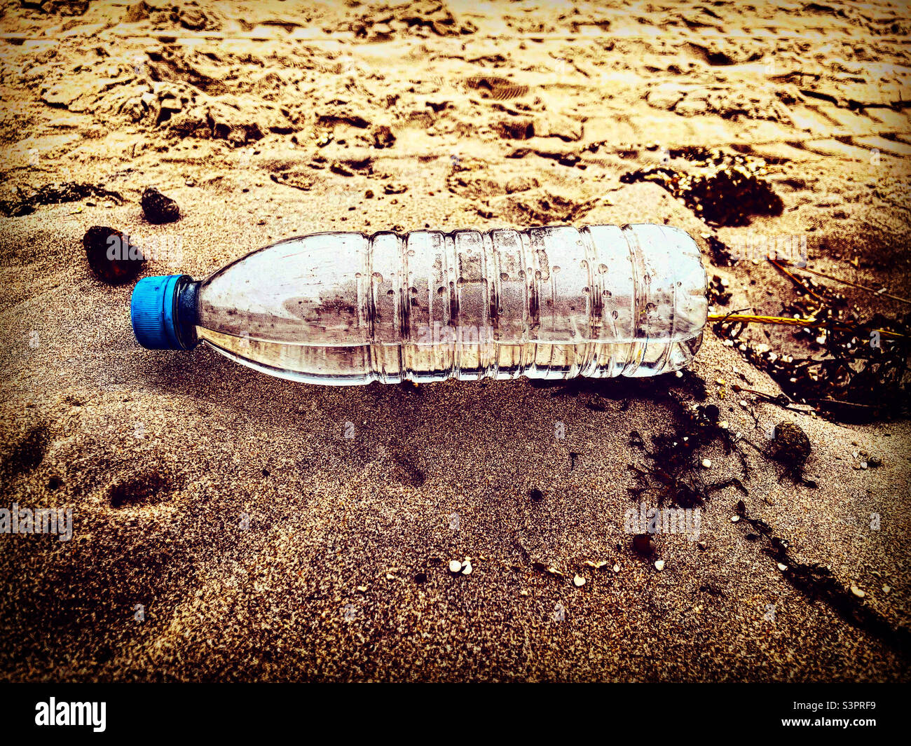 contaminación en el mar con esta botella de agua de plástico residual Foto de stock