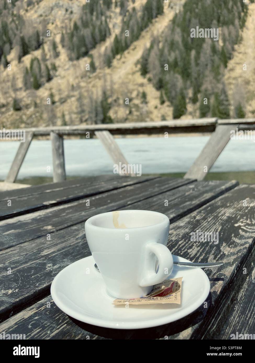 Espresso en Lago di Nambino, Trento, Italia, abril de 2022 Foto de stock