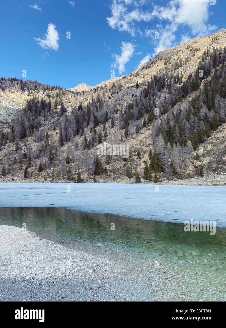 Lago di Nambino en primavera, Trento, Italia, abril de 2022 Foto de stock