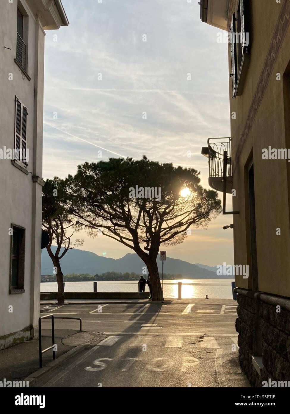 Un romántico callejón en Iseo que conduce al Lago d'Iseo con la suave luz del sol de primavera, Iseo, Lombardía, Italia Foto de stock