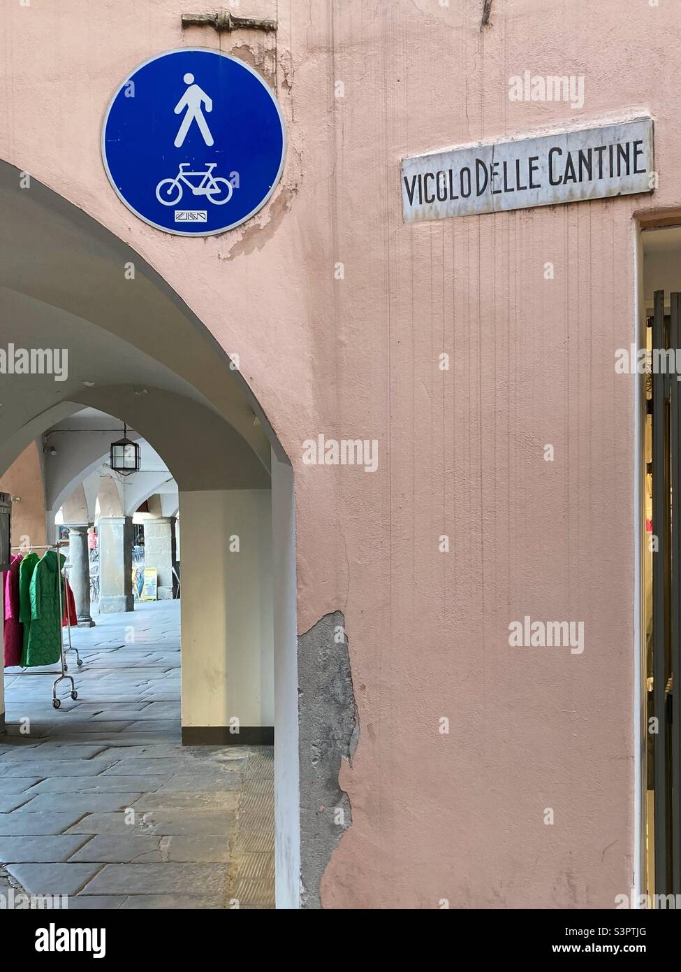 El callejón o calle Vicolo Delle Cantine und Iseo, Lombardía, Italia Foto de stock