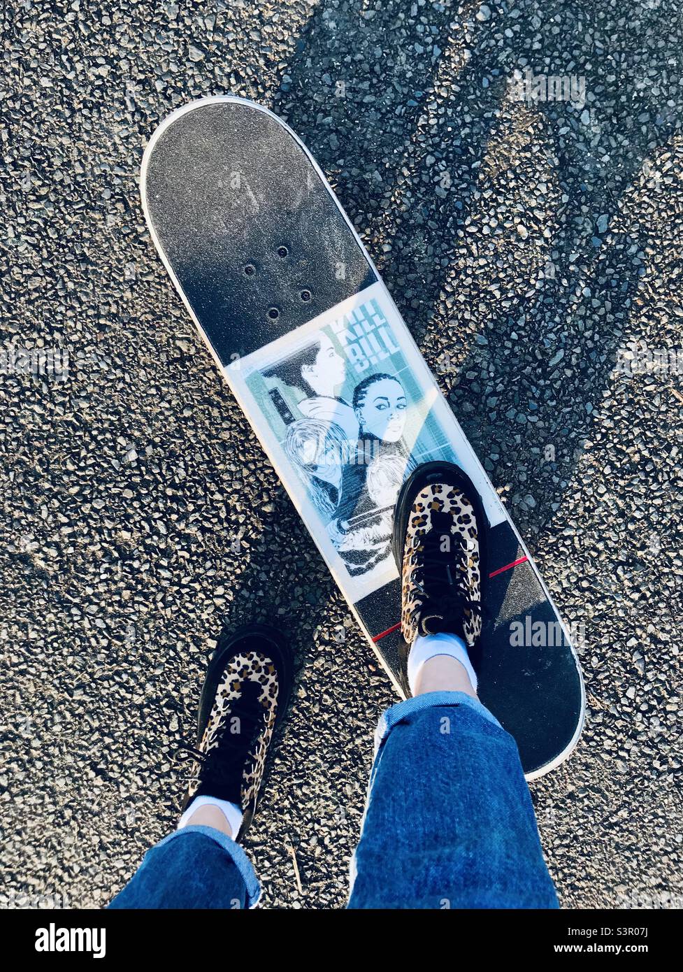 Zapatillas con estampado de leopardo en un skateboard cubierto Kill Bill  Fotografía de stock - Alamy