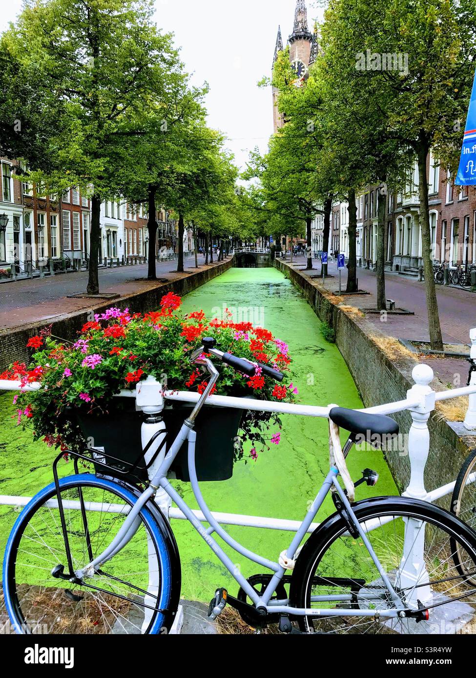 en bicicleta por puente del canal, Delft Fotografía de stock - Alamy
