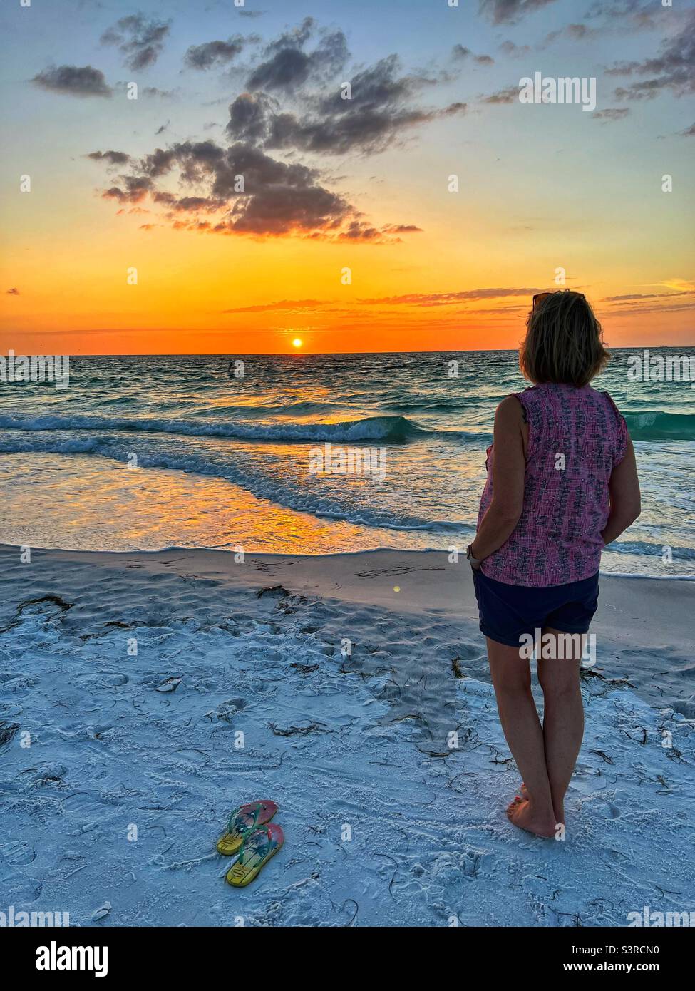 Flip flops beach shorts fotografías e imágenes de alta resolución - Alamy