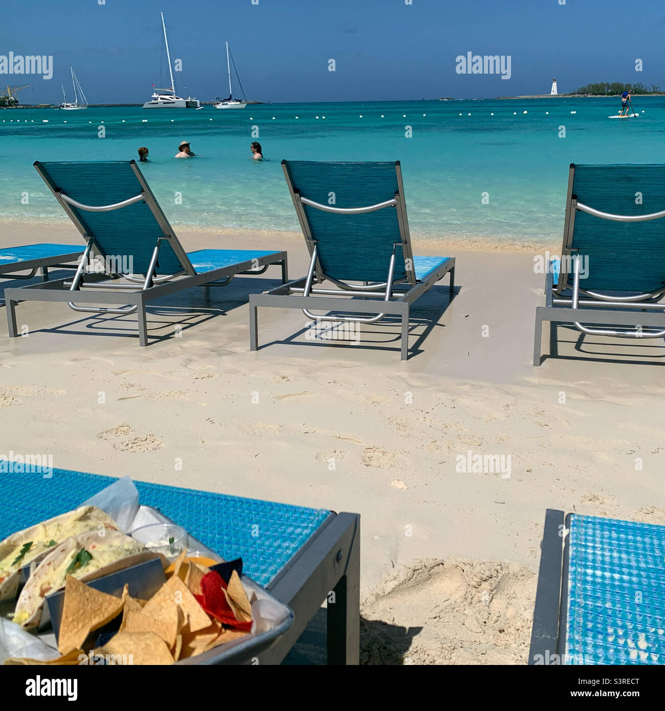 Marzo de 2022, Tacos y nachos en la playa, Margaritaville Beach Resort, Nassau, New Providence, Las Bahamas Foto de stock