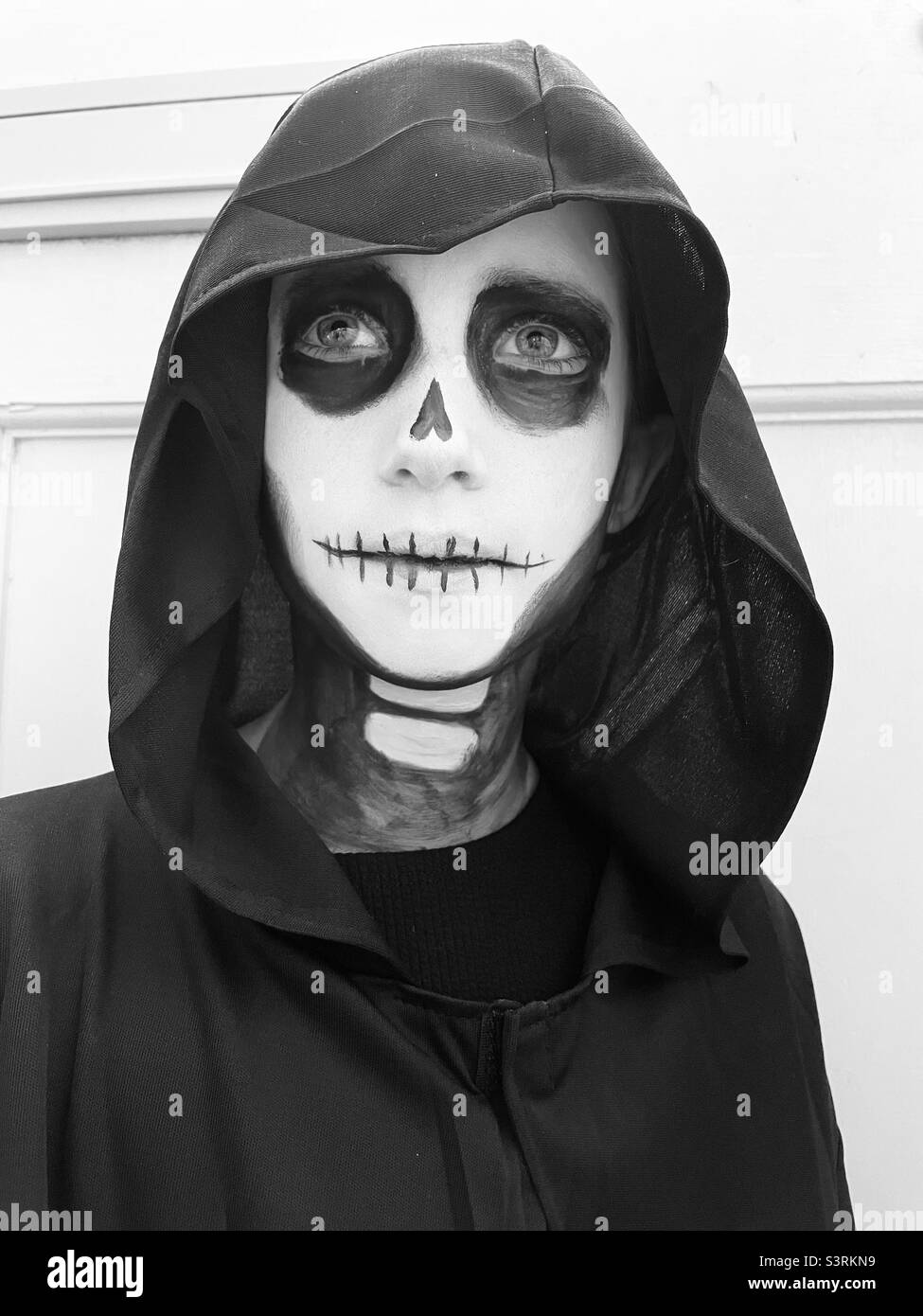 formación superficial Becks Niño vestido como un esqueleto espeluznante para Halloween Fotografía de  stock - Alamy