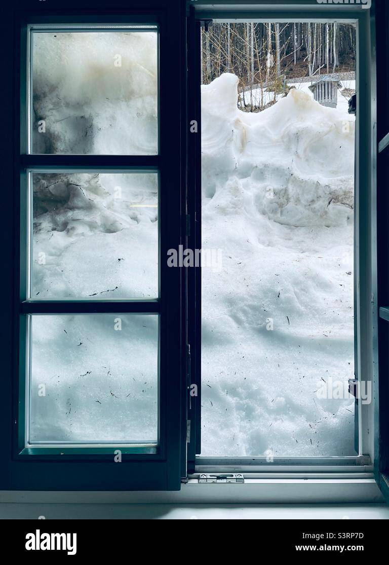 Schnee am Fenster Foto de stock
